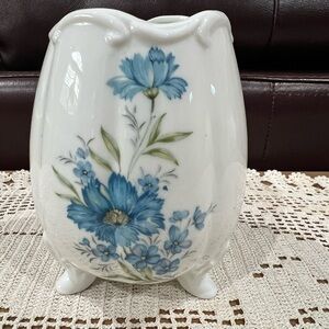 Vintage Inarco footed egg-shaped vase. Made of porcelain with blue flowers